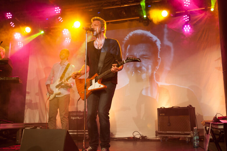 Mirko, singend, an der Gitarre